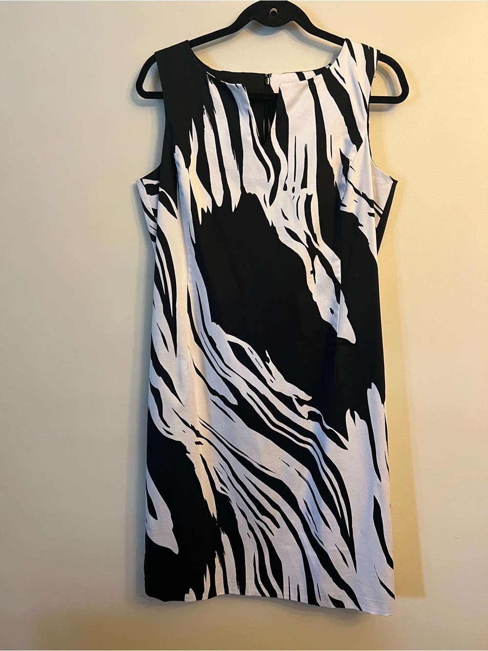 Black & White Abstract Print Sleeveless Shift Dress